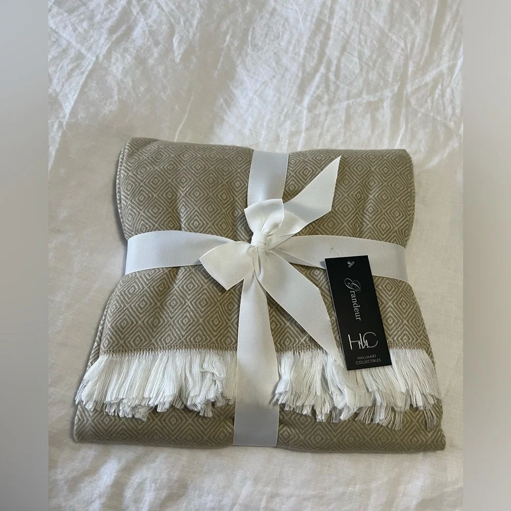 Hallmart Collectibles Grandeur Diamond Decorative Knit Fringed Throw | Beige NWT
